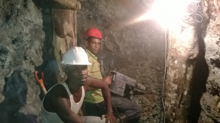 Mineros laborando